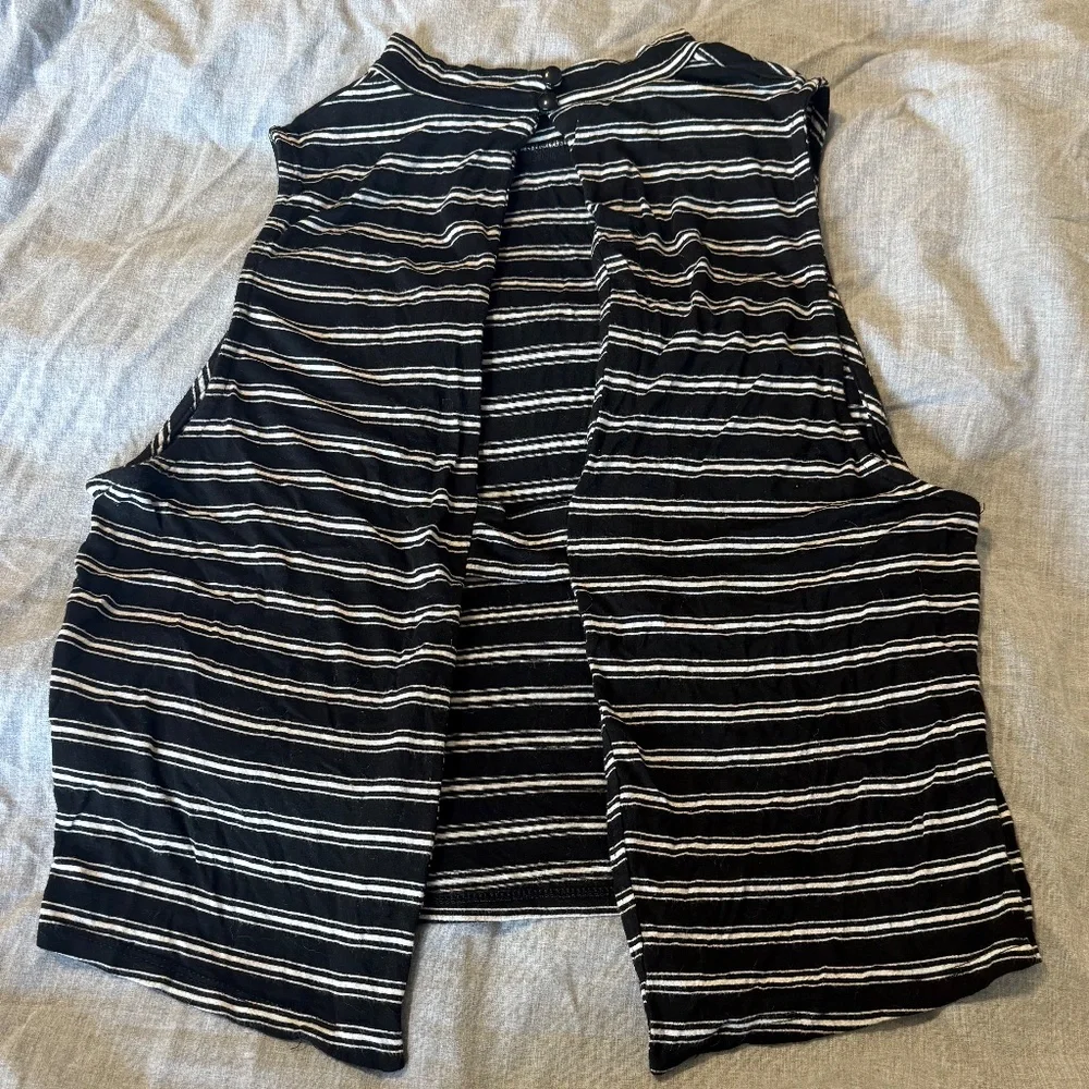 Open Back Cropped Tank - Picture 5 of 8